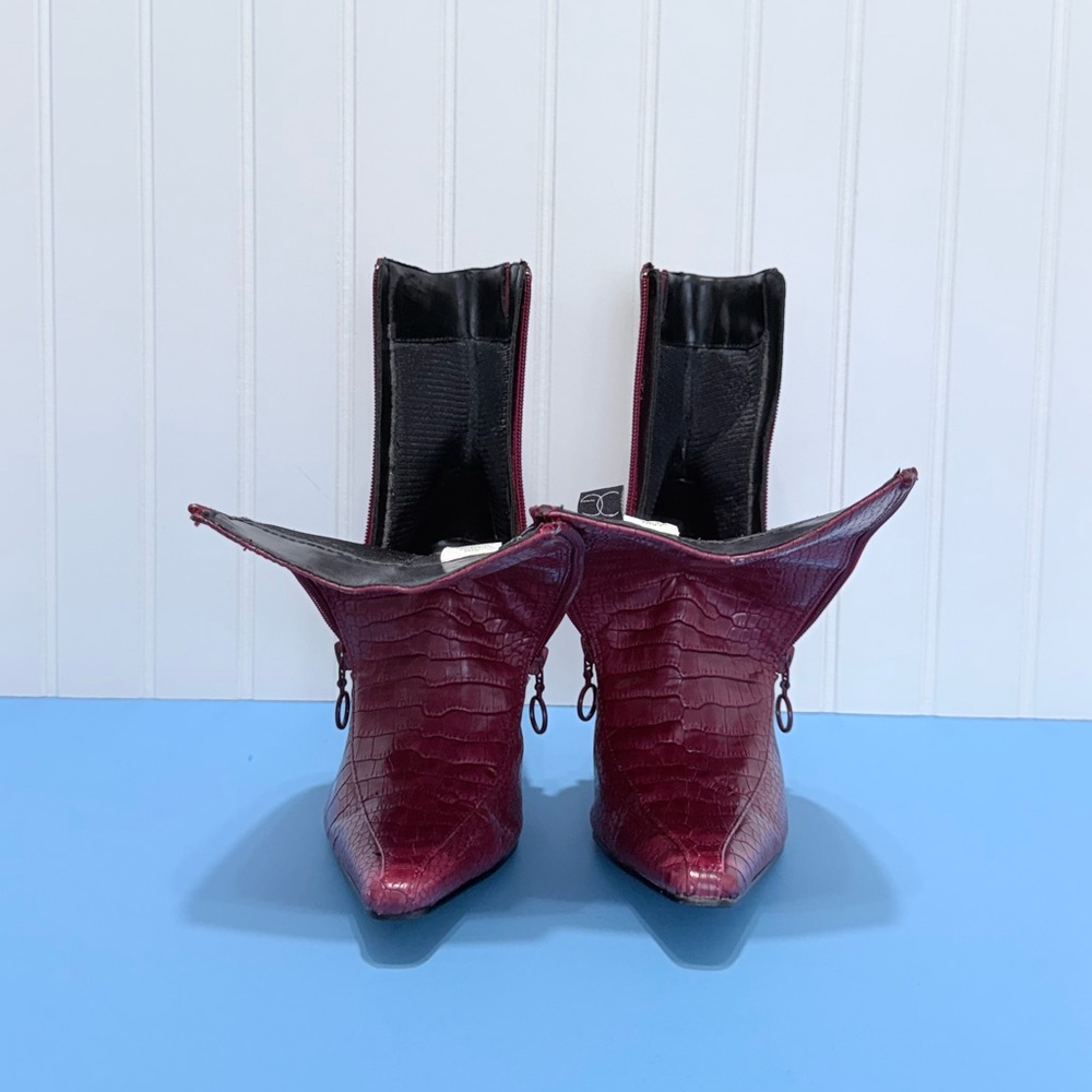 COVERGIRL Red Crocodile-Patterned Heeled bootie Size 6.5 - Picture 3 of 17